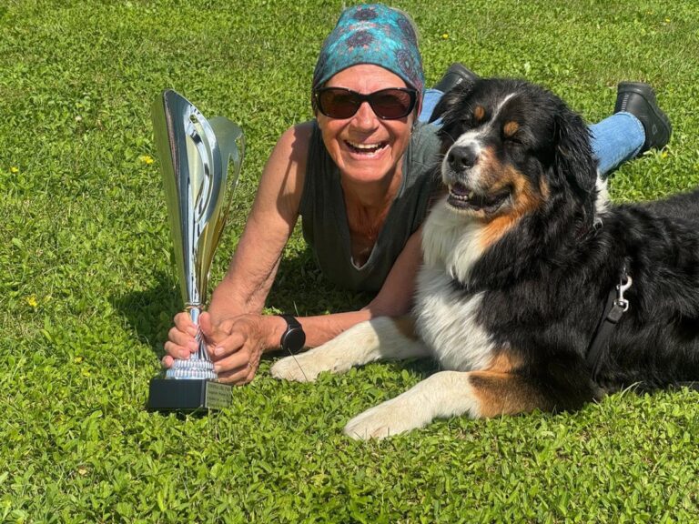 Christine Pittard-Vez et son chien avec la coupe de championne suisse en Classe A, Cinofilo del Pian 2026